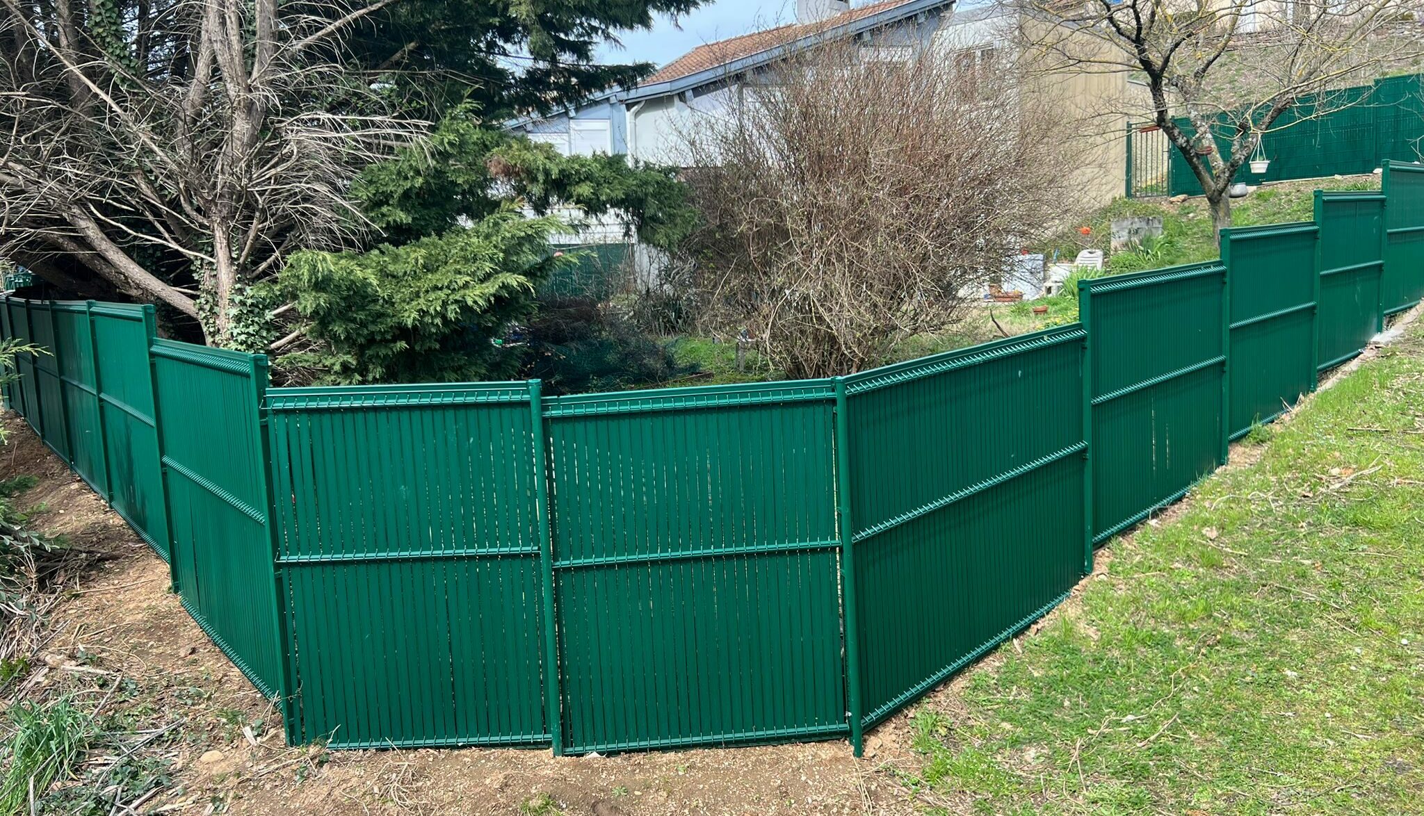 Clôture rigide occultante : sécurité et intimité en toute simplicité